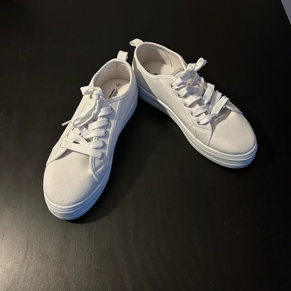 Ardene comfort foam sneakers, white, brand new, size 8 - Picture 7 of 10